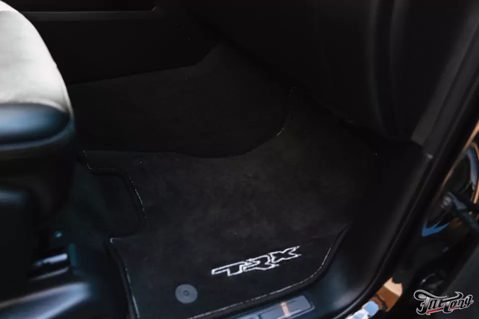 Реанимация RAM TRX: тотальный разбор после заплыва, ревизия и замена шумоизоляции, спасение электрики и детейлинг